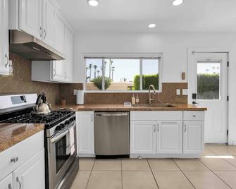 Vista Lux Hideaway - Palm Springs - Kitchen