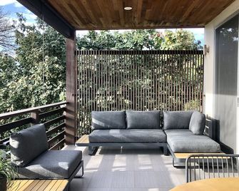 Walk to beach/Ocean views/with AC/Modern, Spacious/Short drive to Haleiwa town - Haleiwa - Balcón