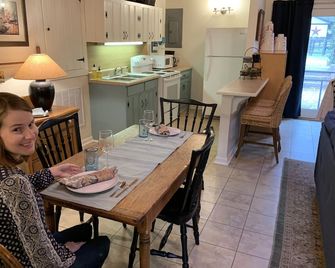 Tanglewood Farm -Horse & Hound Suite 1 Br/2ba Private Apt On Horse Farm - Southern Pines - Dining room