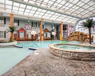 Comfort Inn Splash Harbor - Bellville - Pool