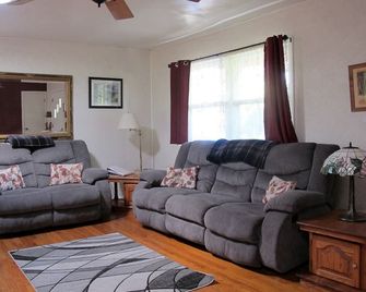 Rustic Cabin Rental near Meramec State Park, Missouri - Sullivan - Living room