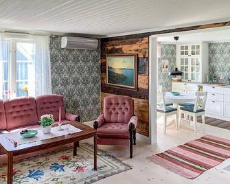 2 Bedroom Beautiful Home In Köpingsvik - Köpingsvik - Wohnzimmer