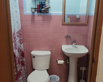 Nice And Cozy Place To Stay In San Juan - San Juan - Bathroom