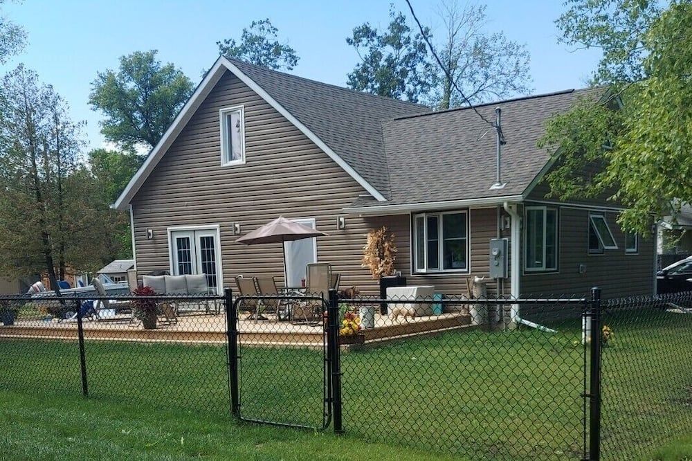 Short-Term Lake Getaway - Selkirk - Building