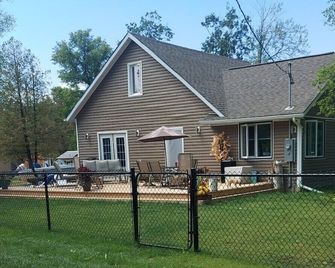 Short-Term Lake Getaway - Selkirk - Building
