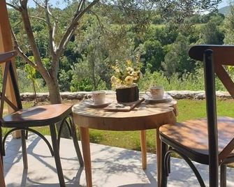 Selale Stone House Boutique Hotel - Dikili - Patio