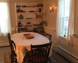 1828 Vermont Cottage Feet From The Famous Battenkill River - Arlington - Dining room