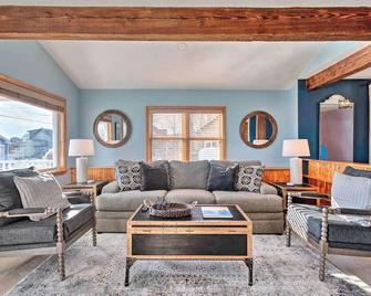 Rhode Island Haven: Walk to Greenwich Bay! - East Greenwich - Living room