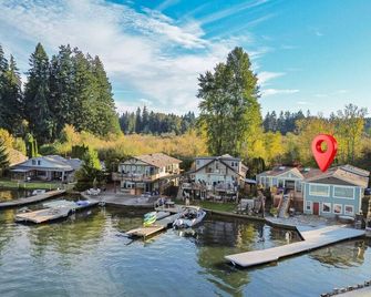 Luxury Lakefront Escape | Hot Tub & Private Dock - Spanaway - Vista del exterior