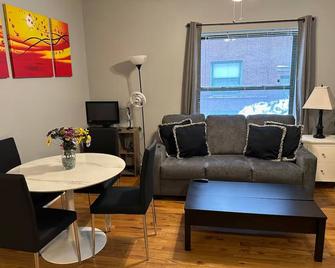 Chic Cornelia Getaway - Chicago - Salon