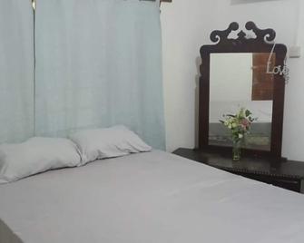 إنز روتس هوستل - مونتيغو باي - غرفة نوم