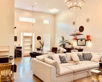 Hot Tub Getaway At The Golden Palms On Chamberlain - Baker - Sala de estar