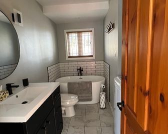 3bdrs Lakefront Chalet Peaceful Retreat - Mont-Laurier - Bad