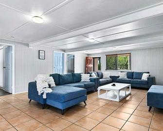 The Beach House in Urangan - Urangan - Huiskamer