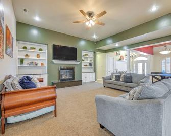 Utah Retreat with Heated Pool, Grill and Fire Pit! - Hurricane - Вітальня