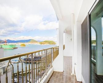 Tongyeong Bay Condo Hotel - Tongyeong - Balcony