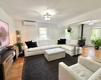Chic Downtown Cottage Uber Walkable Hot Tub Pet Friendly - Middlebury - Obývací pokoj
