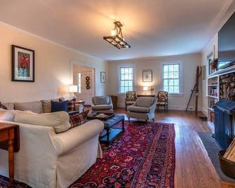 5 min walk to Equinox from The Manchester West - Manchester - Living room