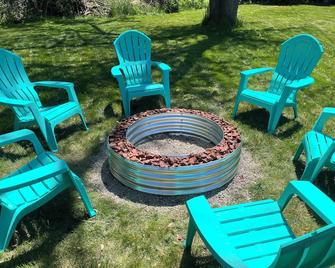 Mid Century Miller Beach House near Indiana Dunes with game room and fire pit. - Gary - Patio