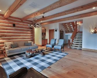 Highland Lodge, Big Canoe, Year round view of Amicalola Falls, New Hot Tub! - Dawsonville - Huiskamer