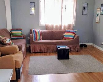 Lush mountain views in a quiet area on island. Only 20 mins to Magens Beach. - Saint Thomas Island - Living room