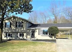 5 bedrooms with 4 Full Bath, Fire Pit, BBQ and Plush Amen on 1/2 acre - Silver Spring - Building