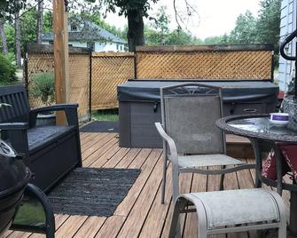 Northern Comfort is a cozy upper suite with essentials for a feel-at-home stay - South River - Patio