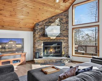 Cabin w hot tub, fire pit & deck - Hedgesville - Salon