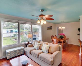 Valdosta Home Bar, Bbq, Fire Pit And More! - Valdosta - Living room