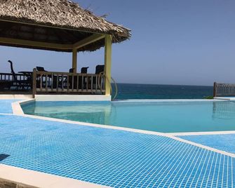 Furnished Villa right on the beach! - Whitehouse - Piscina
