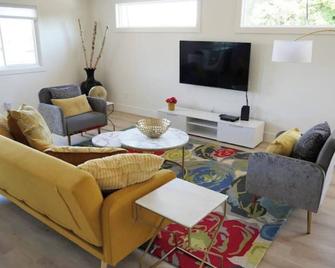Luxury Quiet Apt. Jacuzzi Tub - Dublin - Living room