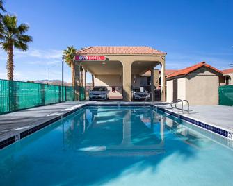 OYO Hotel Palmdale - Antelope Valley - Palmdale - Zwembad