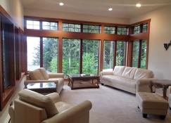 Luxury House with wrap around deck on Mt. Dewey - Wrangell - Sala de estar