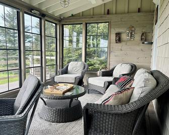 PEI Beach House on 14 acres - O'Leary - Living room