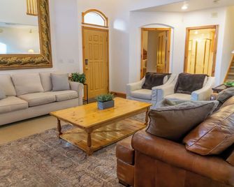 Family Vacation-Heated In Out Pool, Tubing & Ice Skating 719 townhouse - Midway - Sala de estar