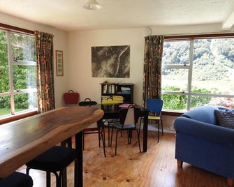 Rata Lodge Accommodation - Otira - Living room