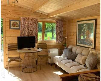 Beautiful secluded log cabin - in Kent orchard. - Sittingbourne - Living room