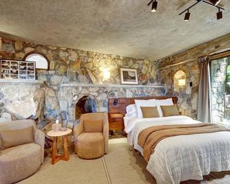 Casa Grotto - 1 Bed Stone Cottage w/ Panoramic Ocean Views, Stone Shower, & Gym - San Marcos - Bedroom