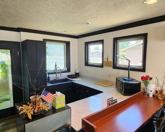 Pet friendly MIL Suite, Caldwell ID. Private hot tub/pool in beautiful backyard - Caldwell - Kitchen