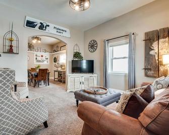 Walk to University Dtown Laramie Home! - Laramie - Living room