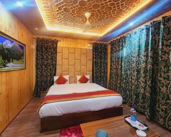 City Plaza Resort - Pahalgam - Bedroom