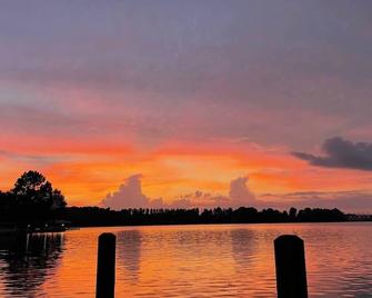 Misty Cove Sleeps 6, Private Dock & Great Fishing - Milledgeville