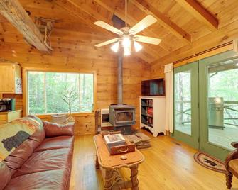 Hot Tub Soaks and Fireside Relaxation! Marion Cabin - Marion - Huiskamer