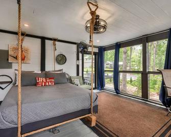 Lakeside Tiny House on the lake, in the mountains - Tracy City - Living room