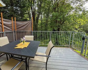 Birds' Nest View: 2 bedroom home apartment with forested walking paths - Snohomish - Balcón