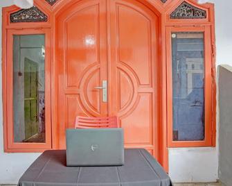 Spot On 92906 Surya Indah Homestay Syariah - Mojokerto - Recepción