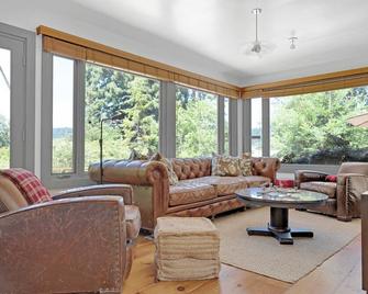 Stylish 3BR Retreat | Close to Coast & Wineries - Sebastopol - Soggiorno