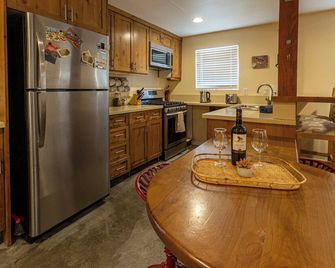 Desert Bliss Joshua Tree -Cowboy Pool & Tub. close to Pappy & Harriet's & Park. - Joshua Tree - Kitchen