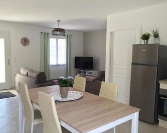 Gite De Roches Toucan - Seigy - Dining room