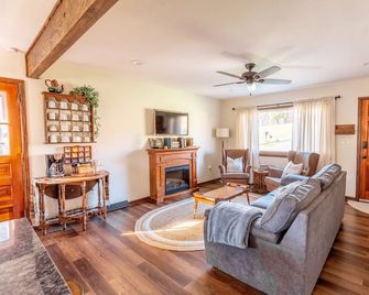 The Bartlett Nook/ Hot Tub/ 3-Bedroom/ 4 Beds/ Close To Lu - Lynchburg - Living room
